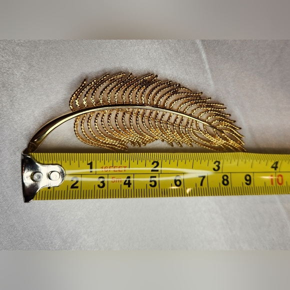 Vintage 3.5" Monet Gold Tone Feather Leaf Brooch Pin Open Work Classic - Picture 5 of 5